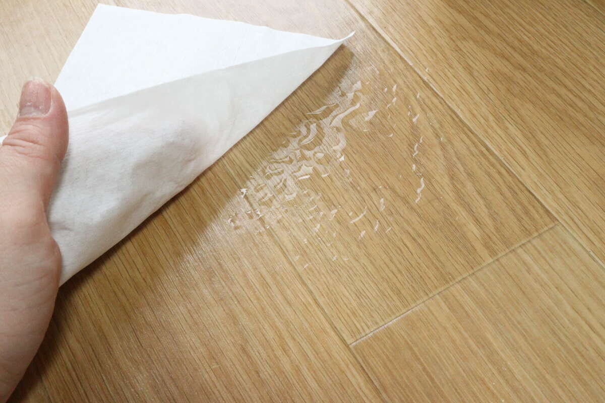 セリアのペーパーウエスで床にこぼれた水を拭く