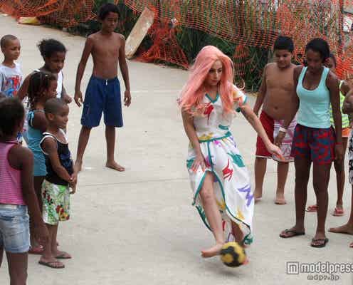レディー・ガガ、ブラジルでサッカーに目覚める?