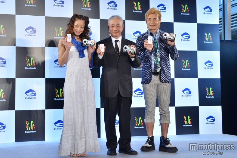 西山茉希（左）とつるの剛士（右）