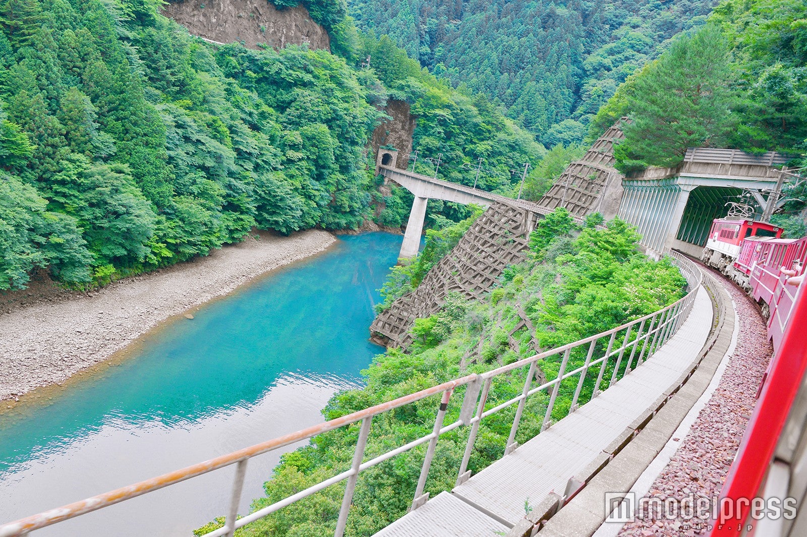 線路のすぐ下にはエメラルドグリーンの川 （C）モデルプレス