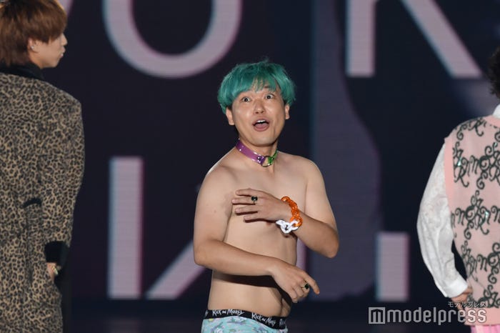 “服脱げるドッキリ”で服を脱がされた相馬トランジスタ(C)モデルプレス