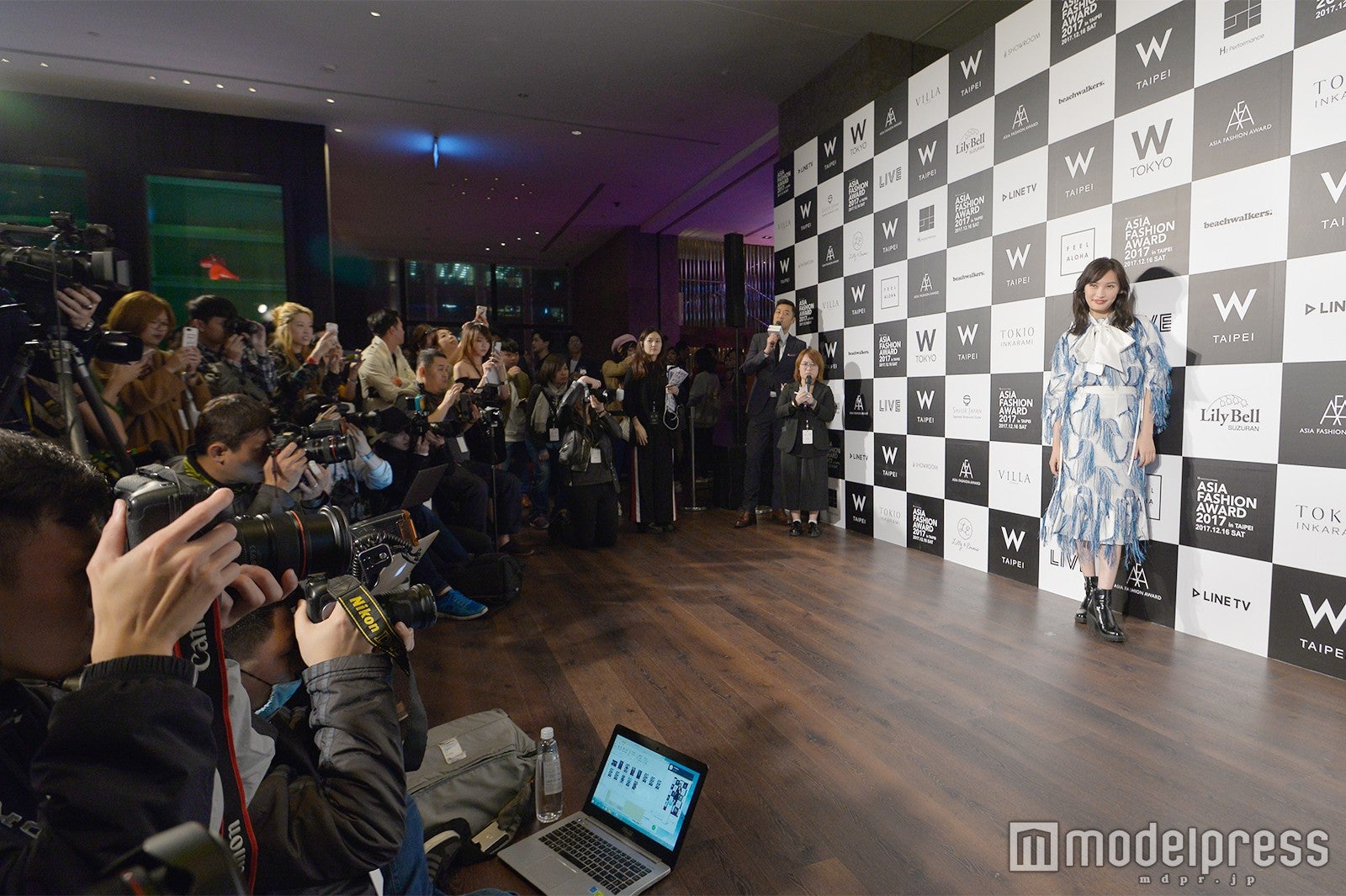 多くのメディアに囲まれる大政絢（C）モデルプレス