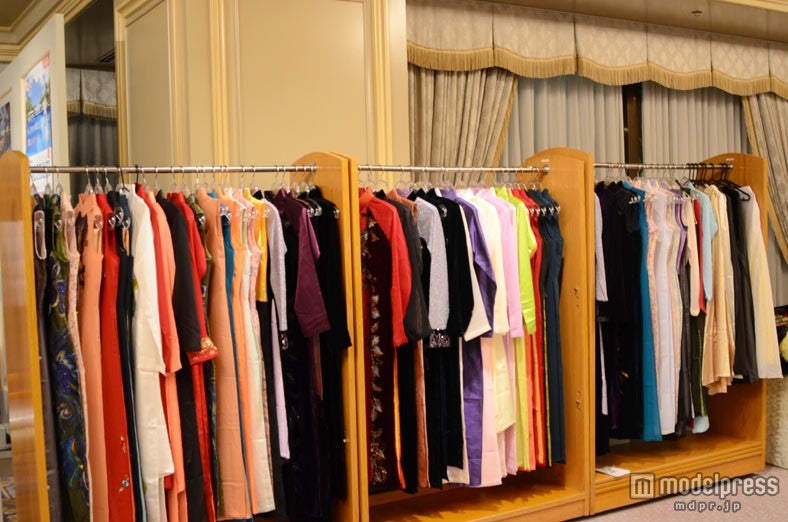 様々な種類が用意されたベトナム伝統衣装の“アオザイ”