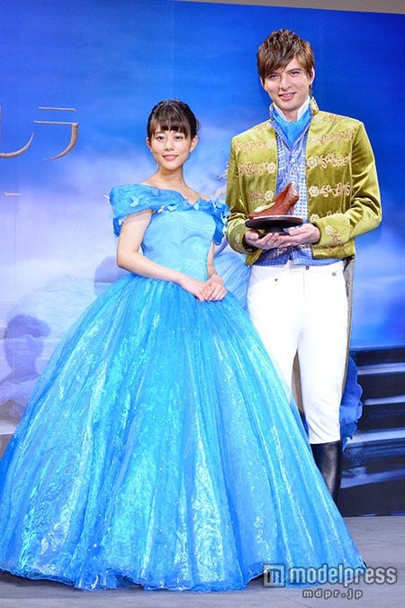 シンデレラ風ドレスで登場した高畑充希（左）と王子様風衣装の城田優（右）【モデルプレス】