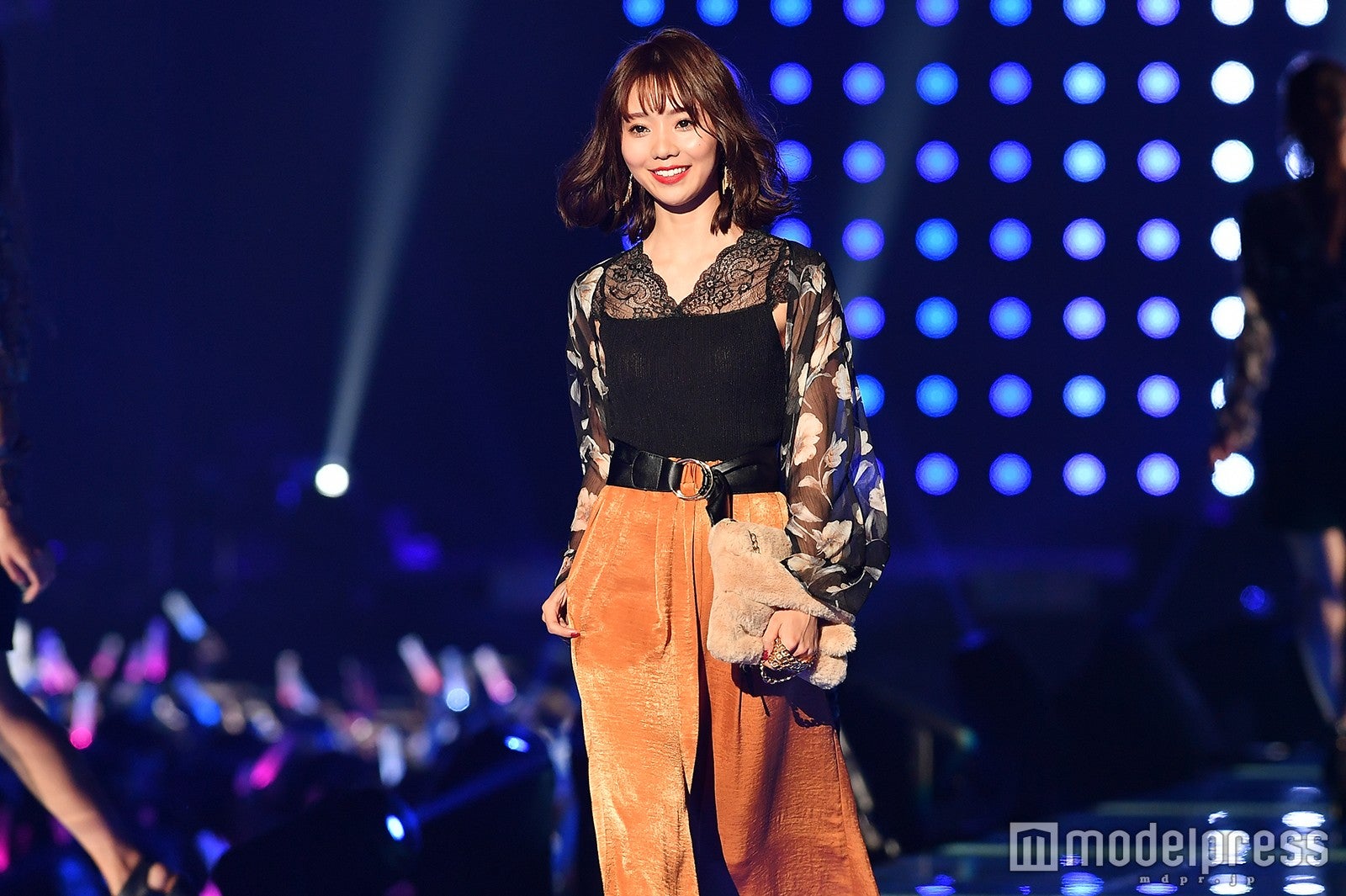 “逆輸入女優”池端レイナ、最旬トレンドコーデで笑顔弾ける＜TGC2017A／W＞