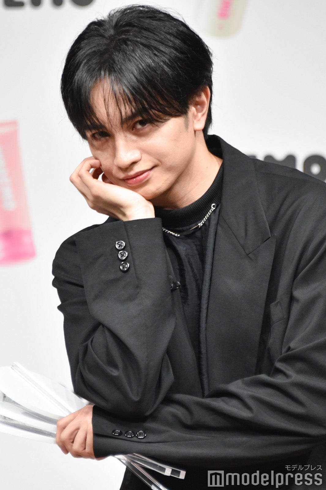 自作のカルボナーラに「愛してる」とささやく様子を再現する中島健人（C）モデルプレス