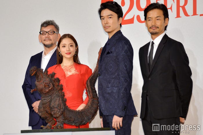 映画「シン・ゴジラ」完成報告会見(左から)庵野秀明監督、石原さとみ、長谷川博己、竹野内豊(C)モデルプレス