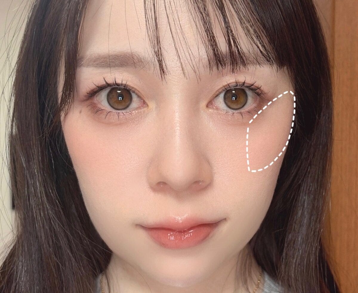 黒目の外側からこめかみへチークを広げる範囲を点線で示した手順