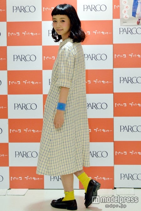 振り返る三戸なつめ