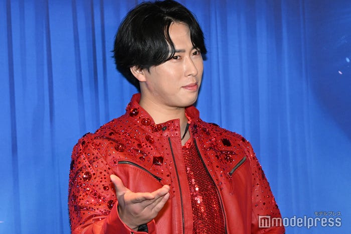 プリンセスを誘うポーズを求められる宮舘涼太(C)モデルプレス