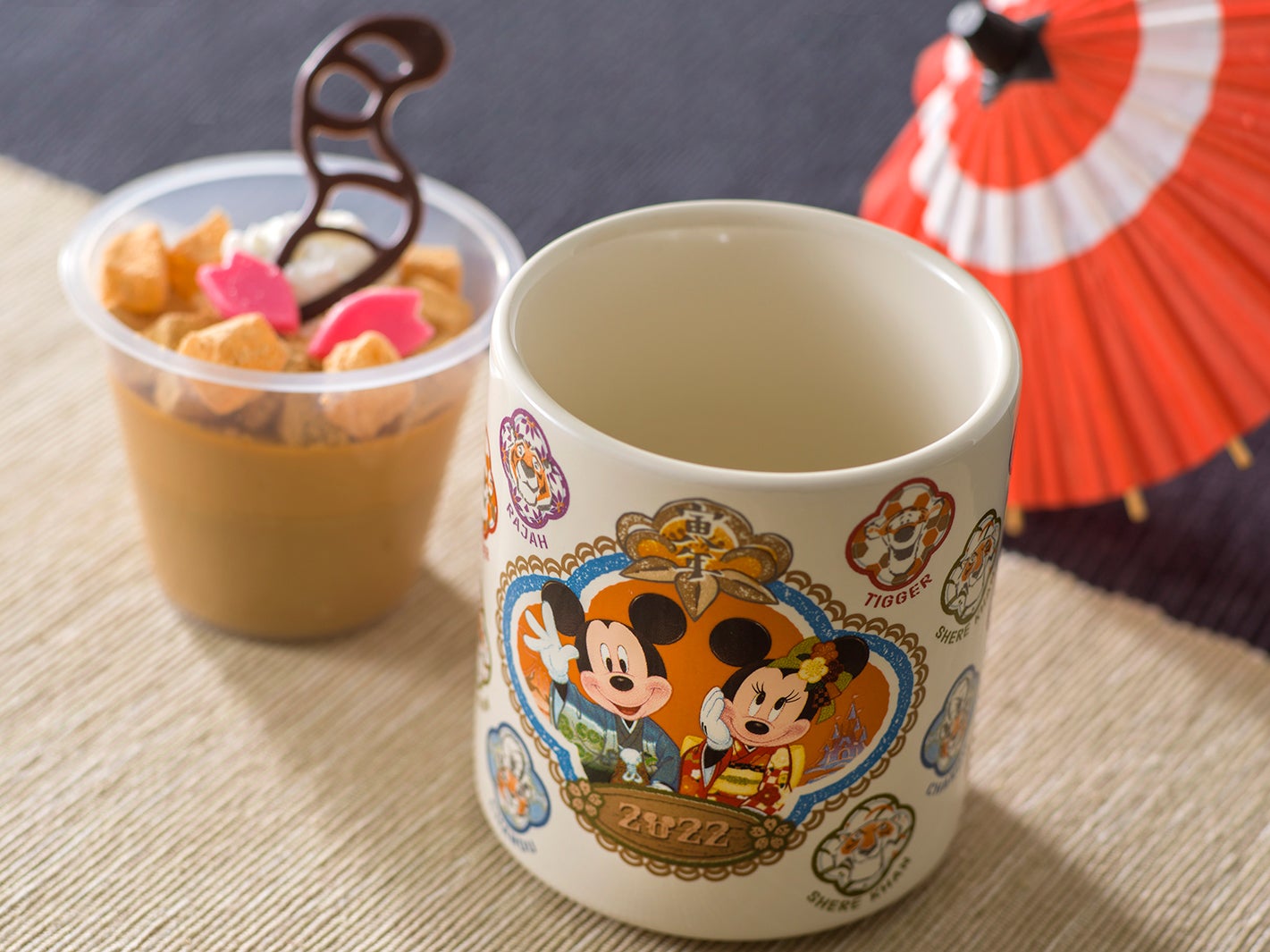 キャラメル＆ほうじ茶ムース、スーベニアカップ付き850円（C）Disney