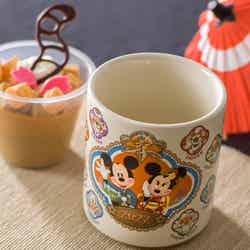 キャラメル＆ほうじ茶ムース、スーベニアカップ付き850円（C）Disney