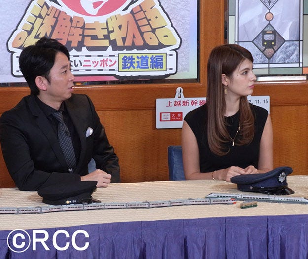 (左から)有吉弘行、マギー