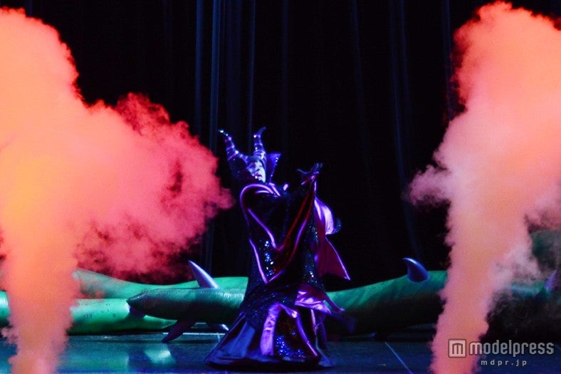 白い煙とともに立ち去るマレフィセント