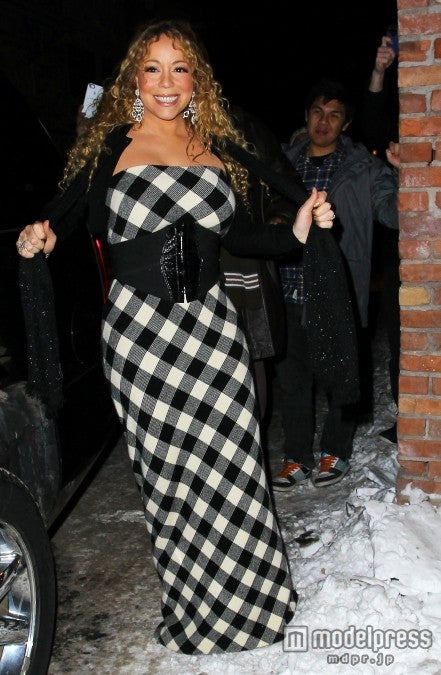 マライア・キャリー、スキー場にロングドレスで登場