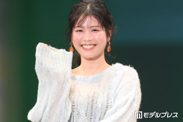 “きつねダンス”でバズ・元ファイターズガール滝谷美夢、 萌え袖×あざと可愛い仕草で魅了【札幌コレクション2024SS】
