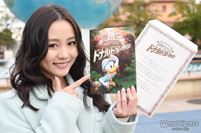 東京ディズニーシー謎解きプログラム「ドナルドと宝の地図」/モデル:阿井莉沙