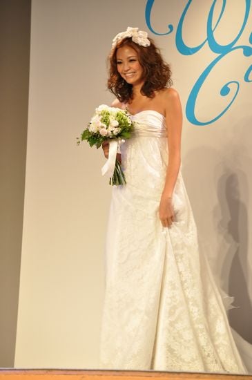 講談社「with」主催のイベントでは美しいウエディングドレス姿を披露した。