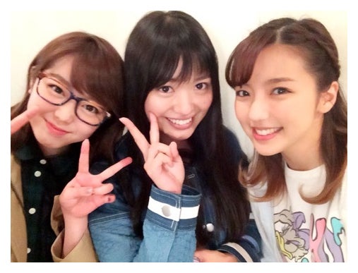 真野の舞台『ベター・ハーフ』の際の3ショット（左から：峯岸・北原・真野）／真野恵里菜オフィシャルブログ（Ameba）より