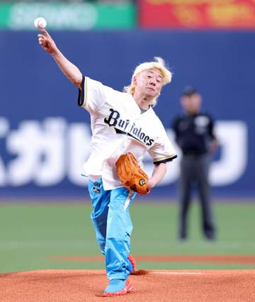 オリックスVS楽天戦でボートレーサー湯川浩司が始球式