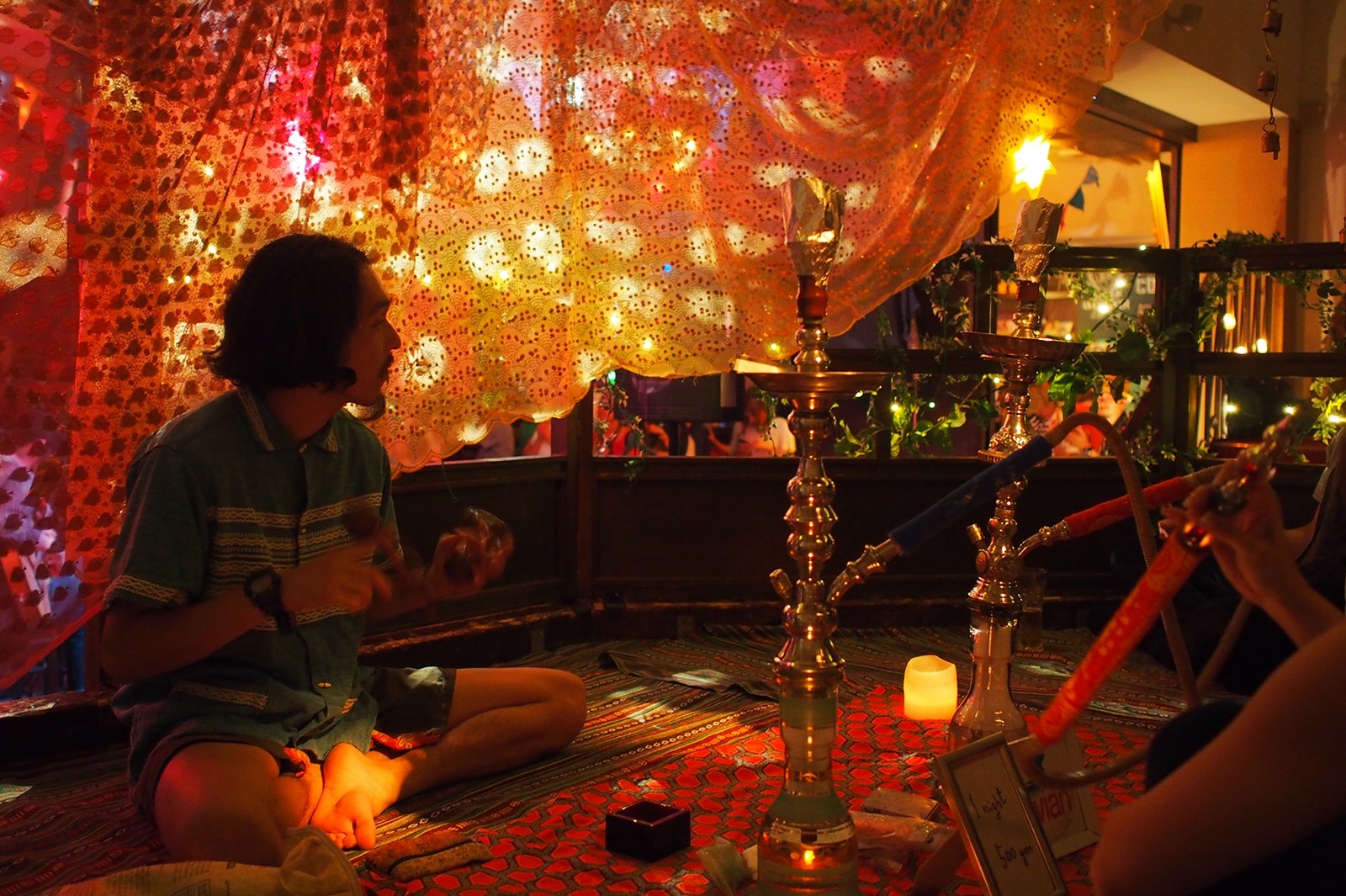 2Fの光と音の空間でシーシャでチルアウトするもよしコ／画像提供：アフロ＆コー