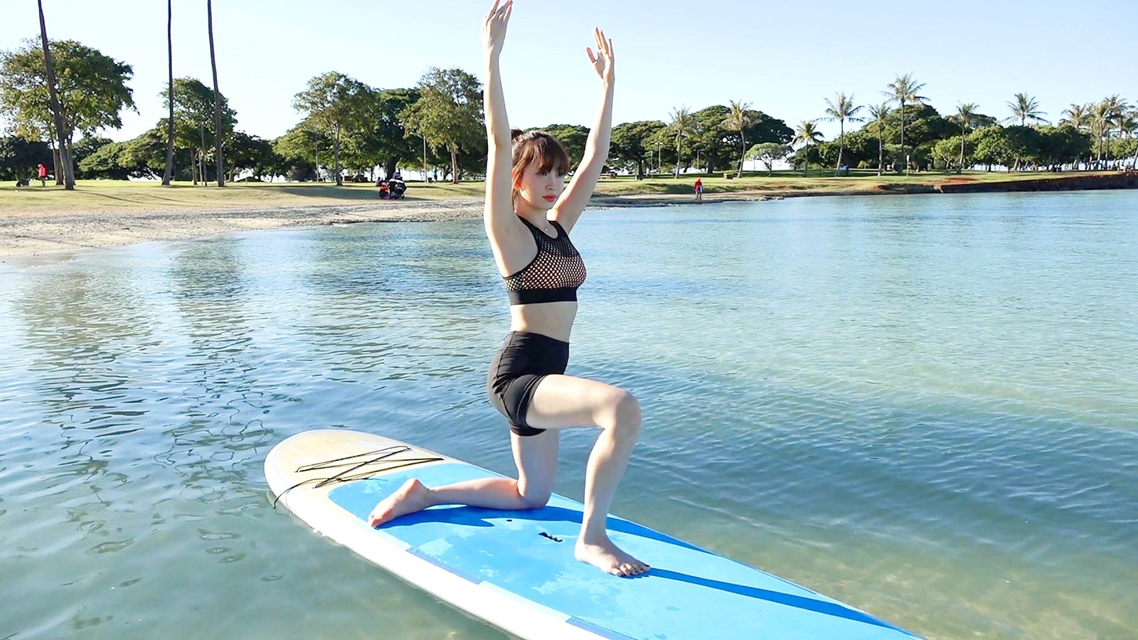 SUPヨガに挑戦（C）テレビ東京