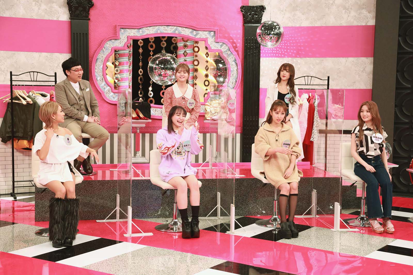 （左から）華、山里亮太、鈴木ユリア、のんち、古谷未寿城、みりちゃむ、みゆみゆ （C）フジテレビ