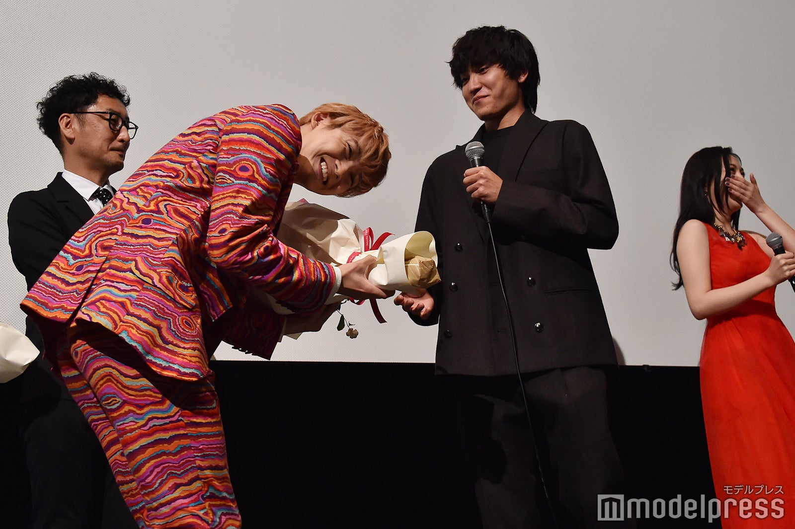 金子大地に花束を渡す際に照れてしまったユーキ （C）モデルプレス