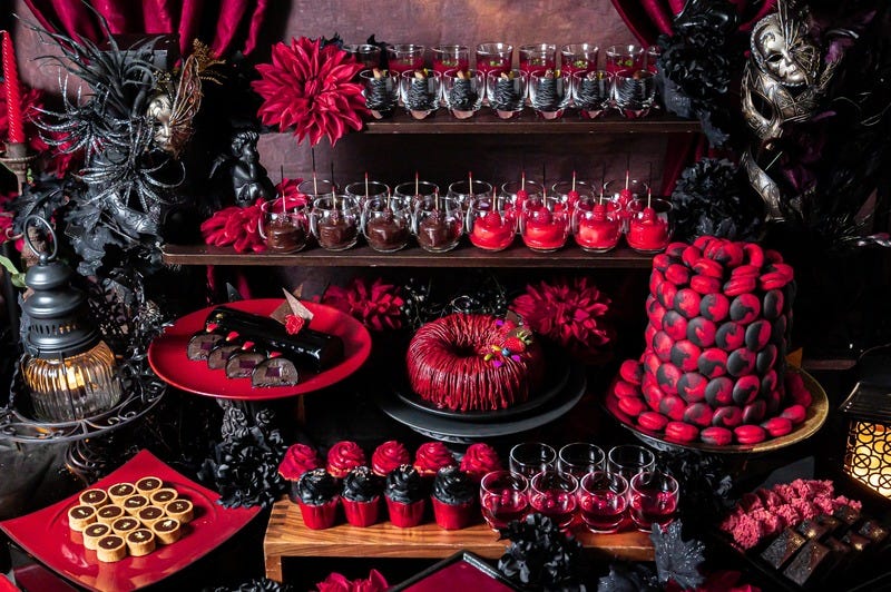赤&黒の大人ハロウィンスイーツビュッフェ「ゴシックスイーツコレクション2021」大阪で開催