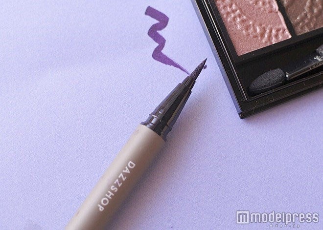 コシのある筆が初心者さんでも描きやすい／写真・MAKO（C）モデルプレス