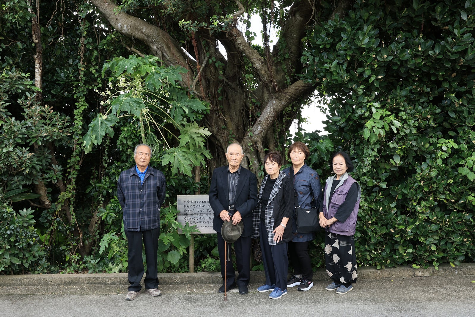 左より：佐次田満さん（次男）、山口輝人さん（次男）、政子さん（山口さん次女）、春子さん（山口さん三女）、京子さん（佐次田さん長女）（C）2025「木の上の軍隊」製作委員会
