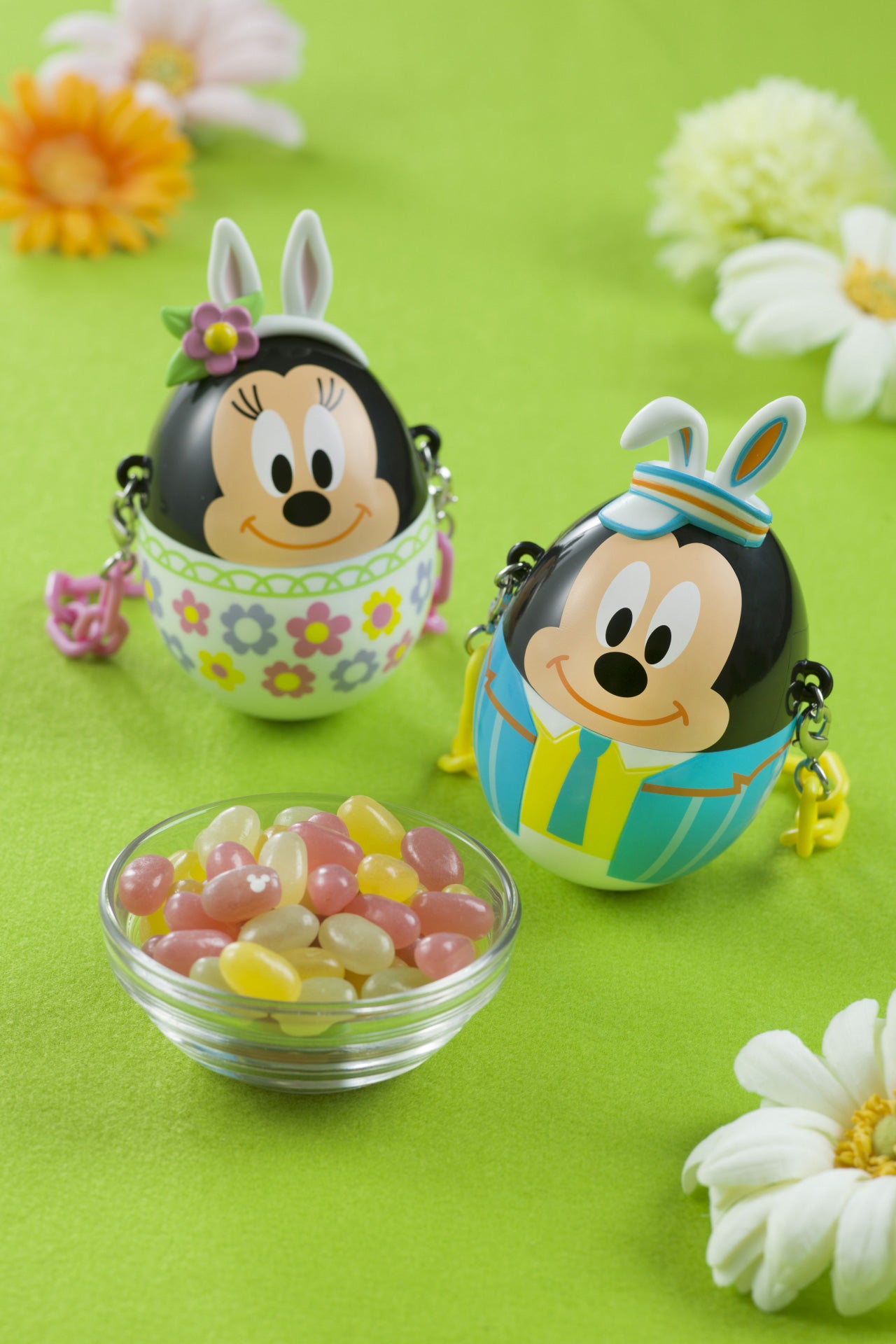 グミキャンディー、ミニスナックケース付き各780円（C）Disney