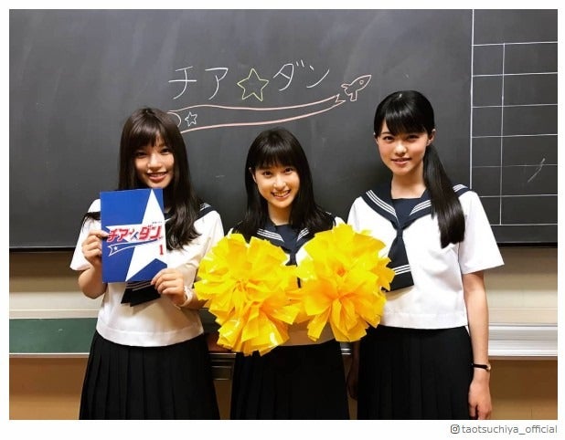 土屋太鳳＆E-girls石井杏奈＆志田彩良、セーラー服姿のオフショット公開「チア☆ダン」クランクイン