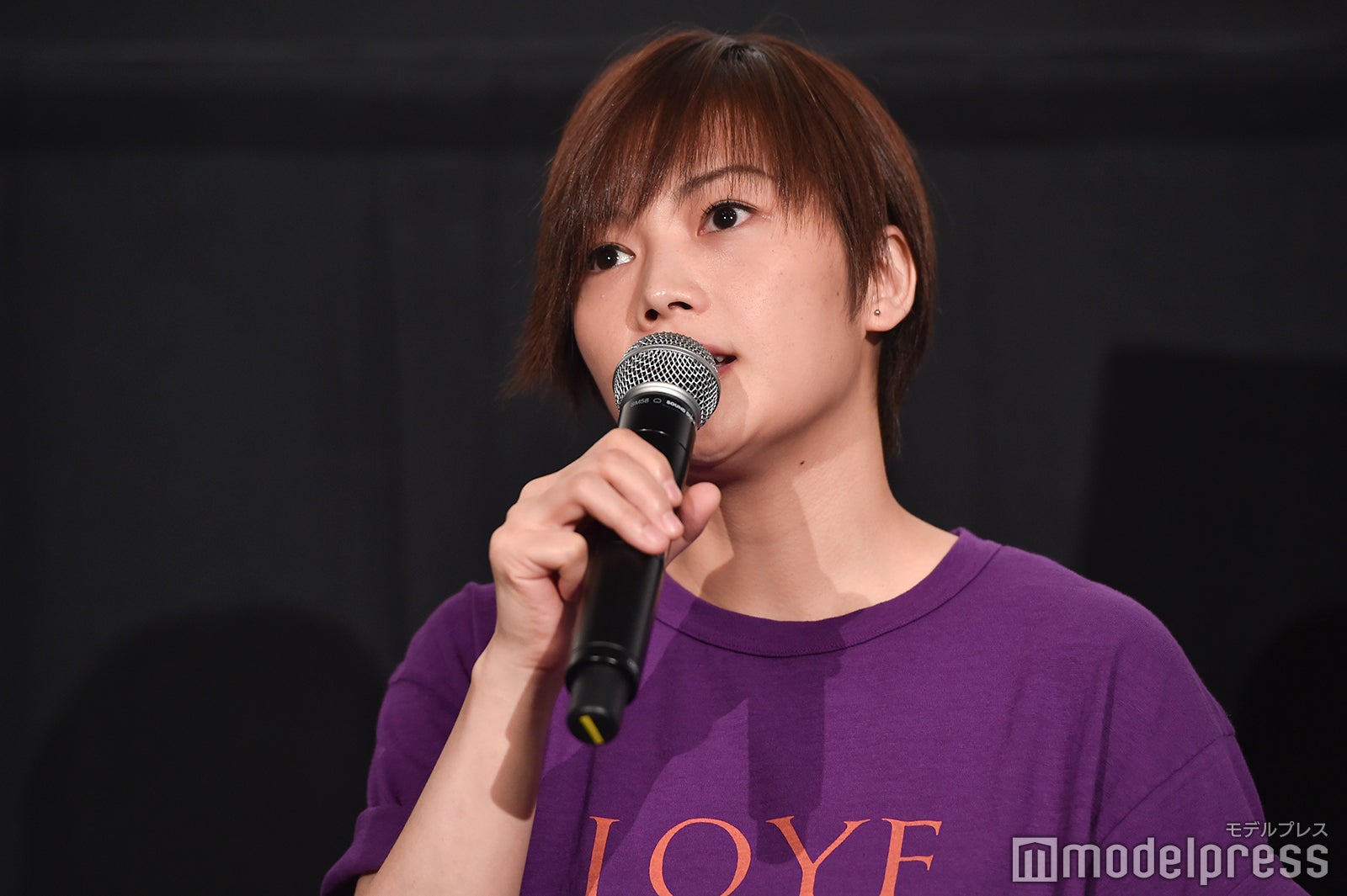 目を潤ませながらメッセージ（C）モデルプレス