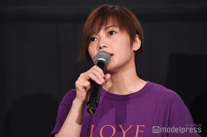 目を潤ませながらメッセージ(C)モデルプレス