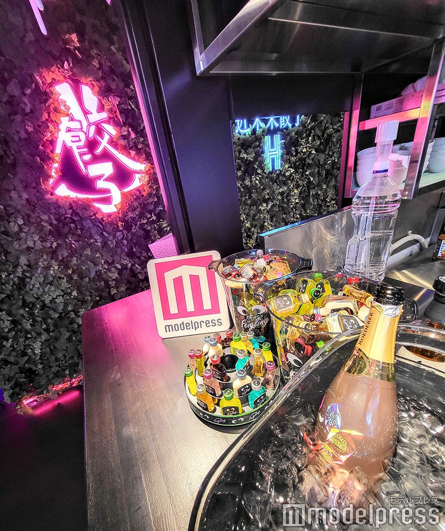 「近未来餃子H」店内の様子（C）モデルプレス