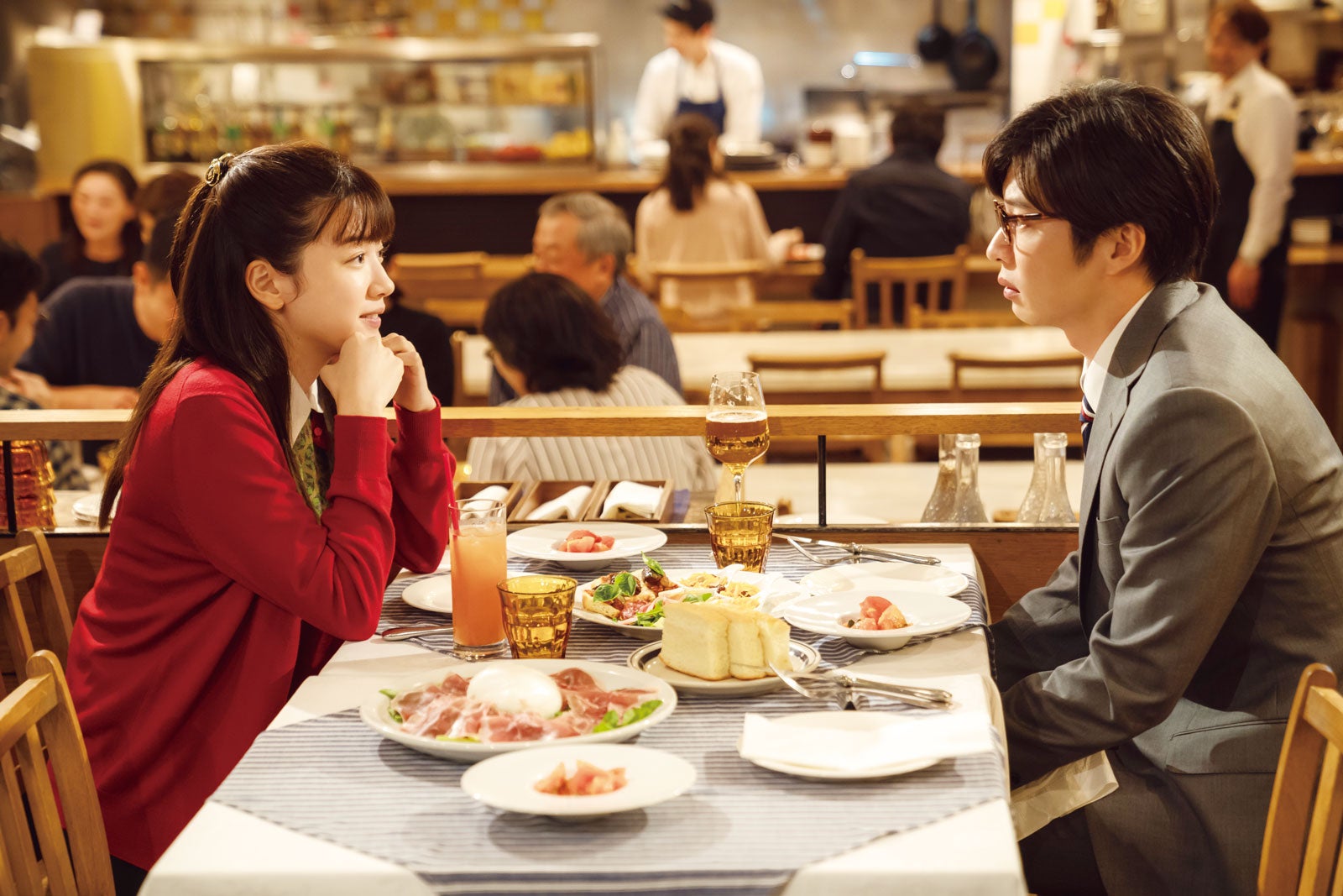 （左から）永野芽郁、田中圭 （C）2021 映画「そして、バトンは渡された」製作委員会