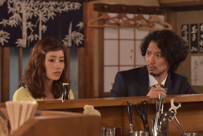 石原さとみ、青木崇高/「地味にスゴイ!DX 校閲ガール・河野悦子」より(C)日本テレビ