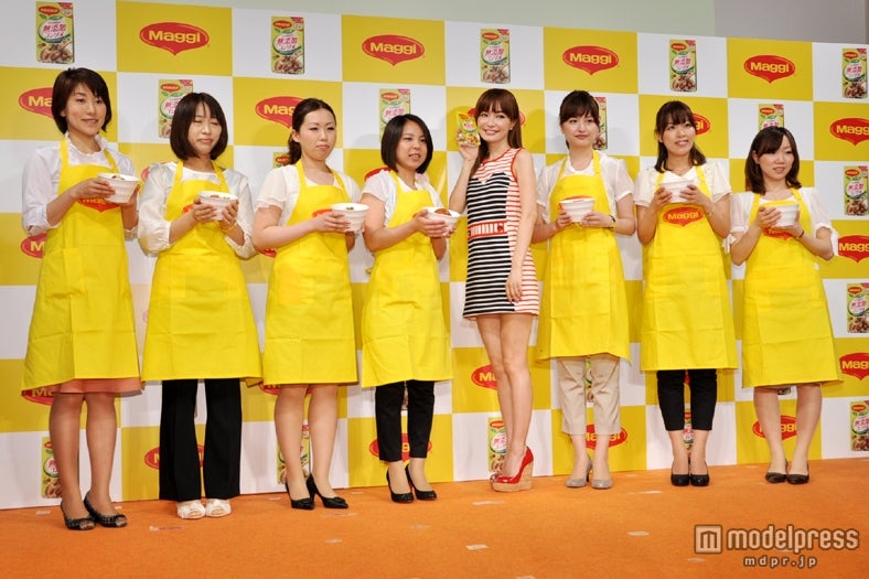 平子理沙（写真左から3番目）とネスレ女性社員7人