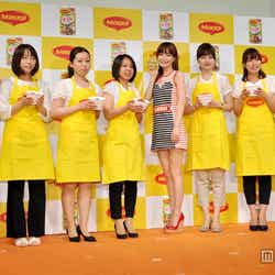 平子理沙(写真左から3番目)とネスレ女性社員7人