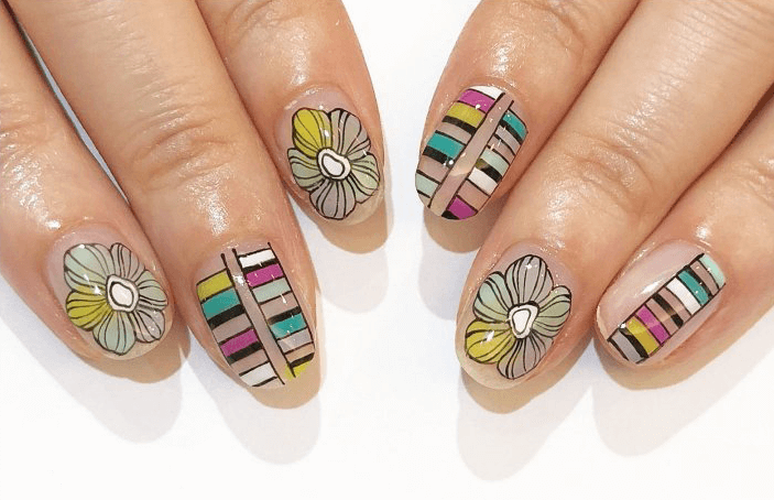 クリアベースにカラフルフラワーが華やかな初夏ネイル！