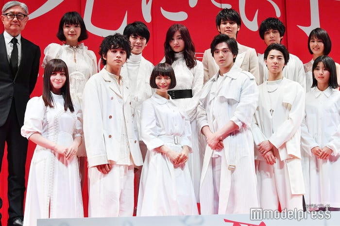 (前列左から)橋本環奈、北村匠海、杉咲花、新田真剣佑、高杉真宙、黒島結菜(後列左から)堤幸彦監督、古川琴音、渕野右登、吉川愛、萩原利久、坂東龍汰、竹内愛紗 (C)モデルプレス