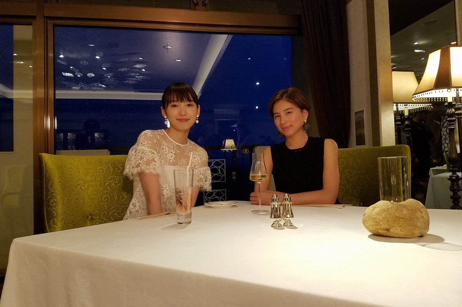 （左から）飯豊まりえ、ラブリ（C）TBS