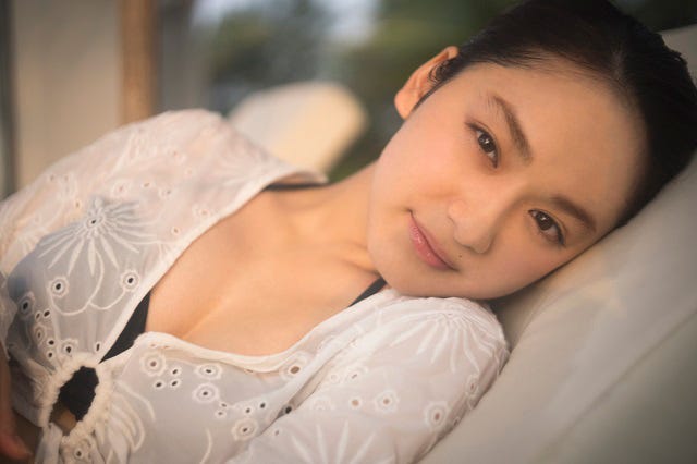 平祐奈写真集「Comme le Soleil」(東京ニュース通信社刊)より/提供画像