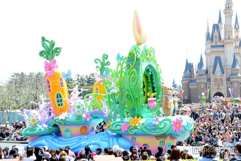 イースターバニーたちが出迎えるイースターガーデンの入口