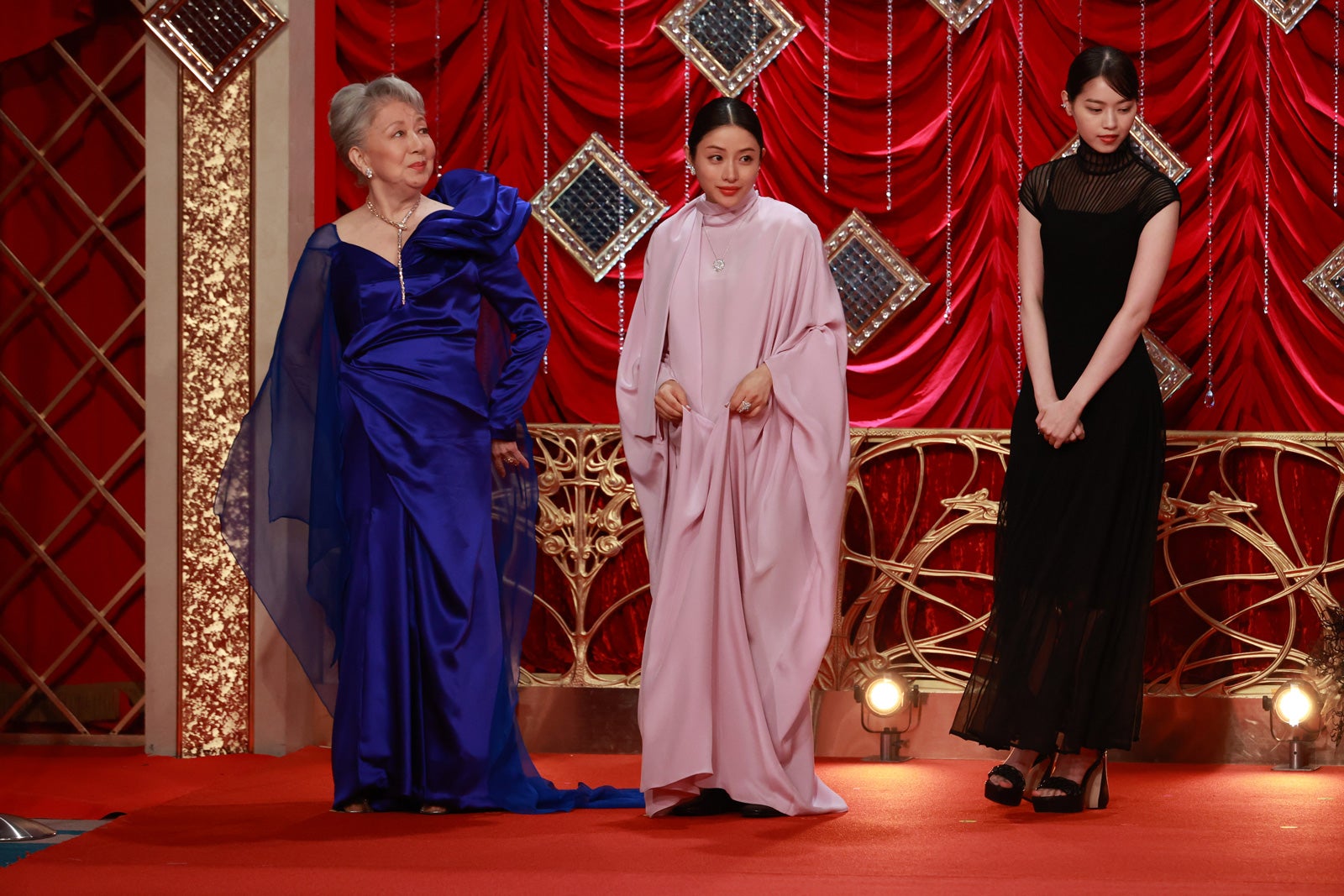 草笛光子、石原さとみ、西野七瀬（C）東京写真記者協会