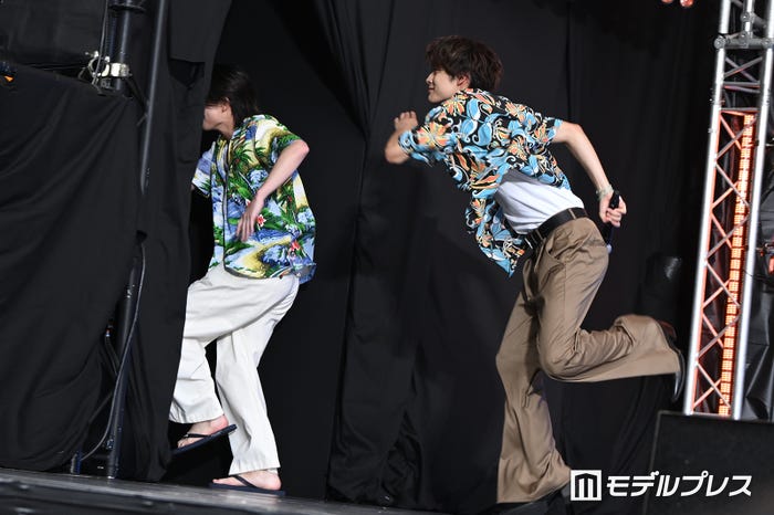 2人で“大移動”で捌ける綱啓永、高松アロハ(C)モデルプレス