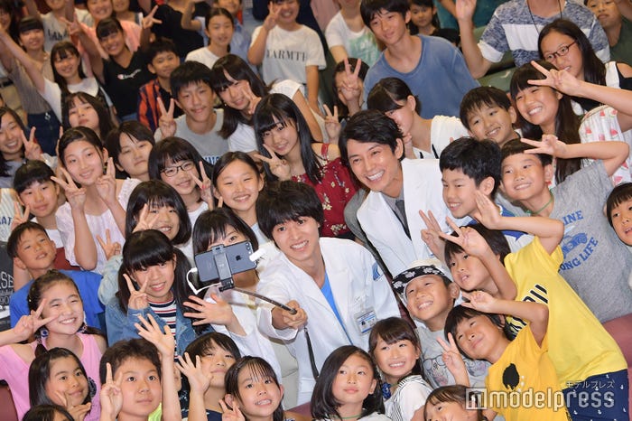 会場の子どもたちとセルフィー(C)モデルプレス