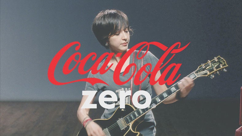 滝川クリステル／「コカ・コーラ ゼロ」新CM「Rock‘n’Roll Newscaster」篇