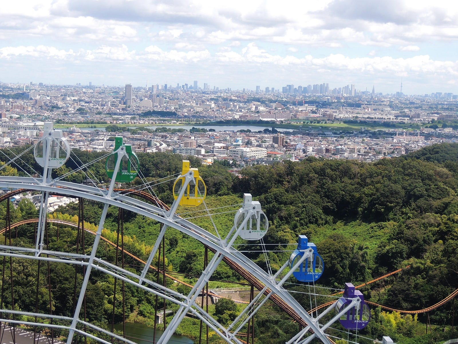 写真右上のほうに小さいですが、東京スカイツリーが写っています。東京タワーが見えるアングルもあります